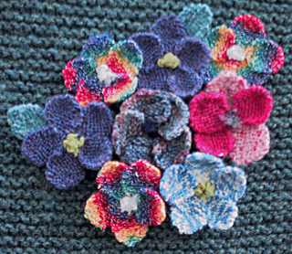 Ravelry Simple Knitted Flower pattern by Paulette Lane Simple knitted flowers